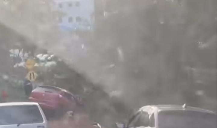 Acidente deixa carro em barranco à beira do rio Jundiaí